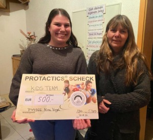 Übergabe des Spendenschecks an Nina Vogel vom KIDS Team